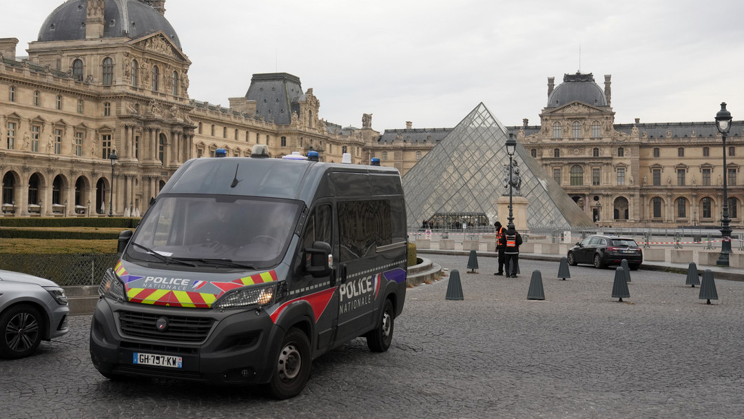 Vol au Louvre: des bijoux d&#039;une valeur inestimable ont disparus